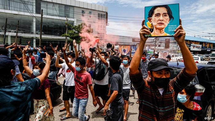 Anuncian en Birmania liberación de 2.000 presos políticos