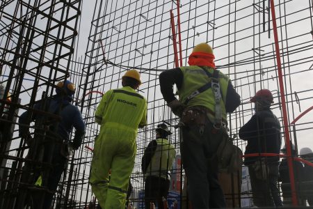 Proyecto de 38 horas laborales: La Moneda dice que “todavía no es el momento”, mientras sindicatos lo ven con buenos ojos siempre y cuando no golpee los salarios