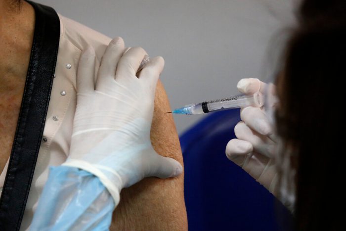 Nuevo estudio científico sobre vacunas en Chile revela que protección contra la infección y la enfermedad grave en mayores de 70 años se habría perdido, por lo que «resulta urgente tercera dosis»