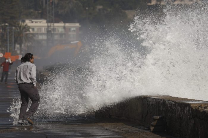 Se mantendrían hasta mañana: fuertes marejadas siguen generando preocupación en el borde costero de todo el país