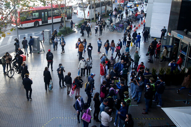 Otro suicidio en el Costanera Center: mall siguió funcionando en jornada marcada por aglomeraciones a horas de la cuarentena total en la RM