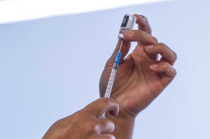 Director del estudio de vacuna Sinovac en Chile pidió impulsar una «dosis de refuerzo» ante aparición de la variante delta