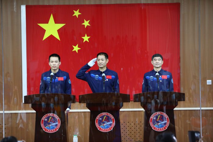 Astronautas de Shenzhou-12 entran en módulo central de estación espacial china en histórica misión