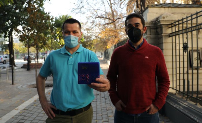Científicos chilenos crean dispositivo que indica el riesgo de contagio por coronavirus en espacios cerrados