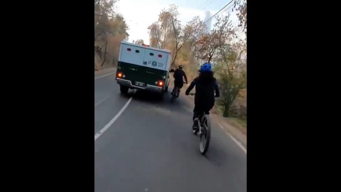 Acusan «violencia vial» de Carabineros contra ciclistas en Cerro San Cristóbal