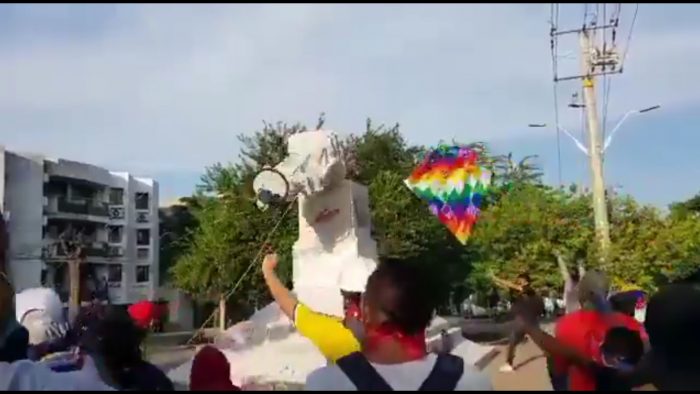«Colón asesino»: manifestantes derriban estatua de Cristóbal Colón en ciudad colombiana de Barranquilla