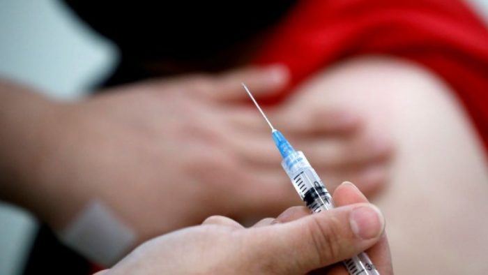 Jeanette Vega llama a la calma tras suspensión parcial de vacuna de AstraZeneca: «Ha pasado en otros países y lo más probable es que se reanude»