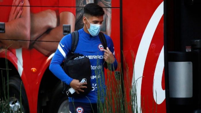 Con maleta en mano: seleccionado de La Roja Marcelino Núñez llega caminando a Juan Pinto Durán