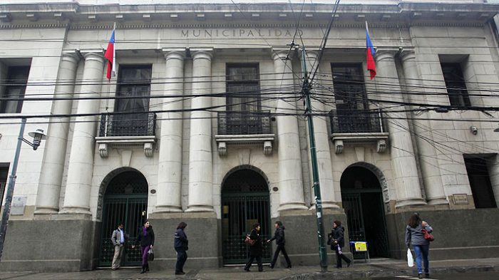 Municipalidad de Valparaíso despide a 44 funcionarios: trabajadores acusan «arremetida política» y administración argumenta «crisis presupuestaria»