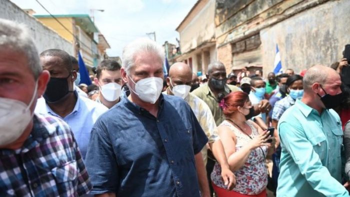 El presidente de Cuba convoca a sus seguidores a salir a las calles ante la masiva protesta que pide cambios políticos en la isla