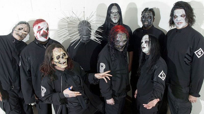 Jordison (con máscara blanca abajo a la derecha) en una foto con Slipknot en 2010.