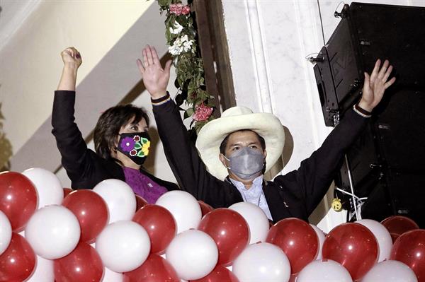 Castillo iniciará su mandato presidencial en Perú con un 53 % de aprobación