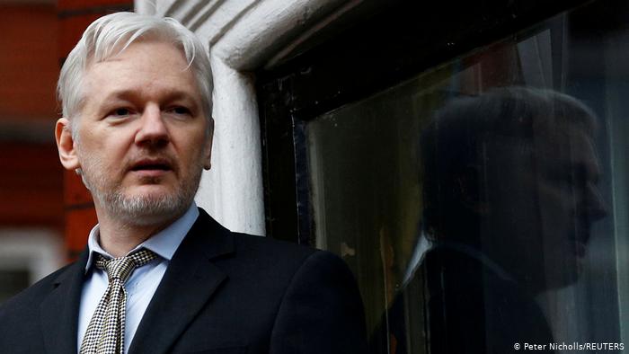 Ecuador le quita la ciudadanía a Julian Assange