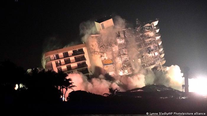 Explosivos derriban resto del condominio colapsado en Miami