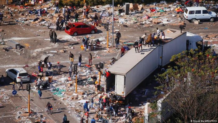 Casi 120 personas han muerto en saqueos y disturbios en Sudáfrica