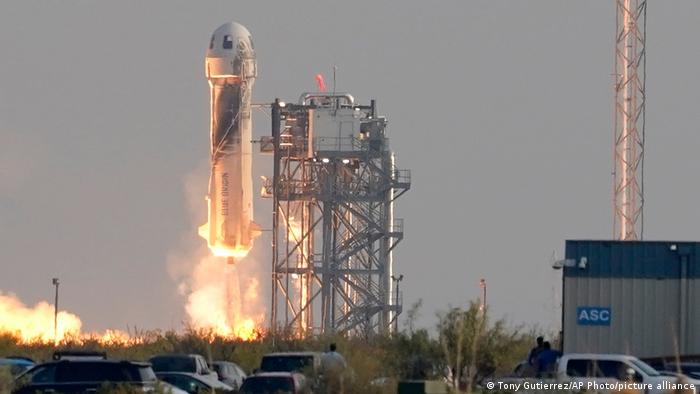 Jeff Bezos logra exitoso viaje al espacio con Blue Origin