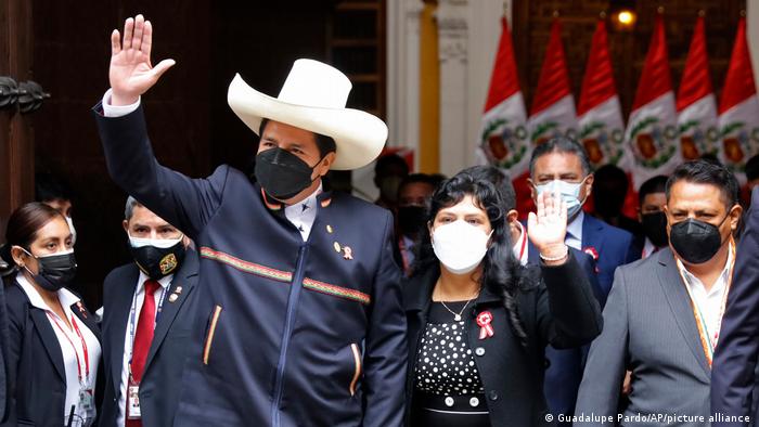 Pedro Castillo asume como presidente de Perú: juró “por los campesinos, pescadores, niños” y por “una nueva Constitución”