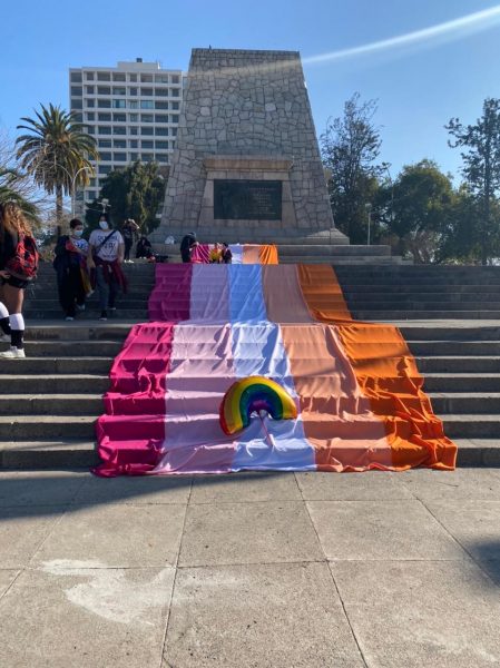 Día de la Visibilidad: izan la bandera lésbica más grande del mundo