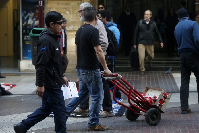 «Sigue empeorando la situación del mercado laboral»: Encuesta de la UC reveló retroceso de 200 mil empleos en junio