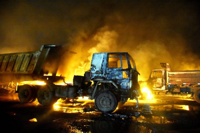 Ataque incendiario en Victoria en pleno estado de excepción terminó con al menos ocho camiones quemados