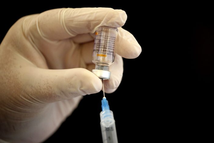 Estudio clínico de vacuna de Sinovac en Chile no registra fallecidos y solo un 2% se contagió de Covid-19: Couve lo califica como «insumo clave» para evaluar tercera dosis