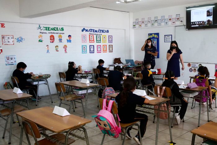 Presidente Piñera insiste en retorno a clases presenciales y Colegio de Profesores asegura que en 31 comunas de la RM no están las condiciones: La Reina realizará consulta ciudadana 
