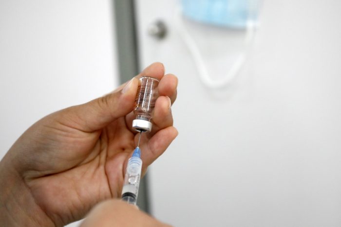 Las vacunas de refuerzo contra la COVID-19 deben posponerse según la OMS