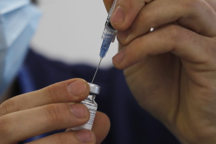 Minsal entrega reporte sobre efectividad de vacunas Sinovac, Pfizer y Astrazeneca: mantienen altos niveles para evitar hospitalización, ingreso a UCI y muerte