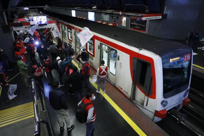Trabajadores del Metro realizaron manifestación en Estación Las Rejas tras la suspensión de un bono entregado desde el 2008