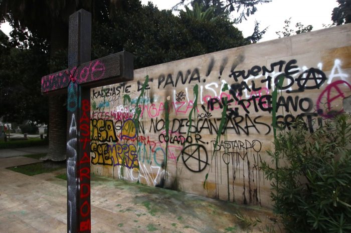 Hermana de Jaime Guzmán se querella contra quienes resulten responsables de vandalización de tumba del fundador de la UDI