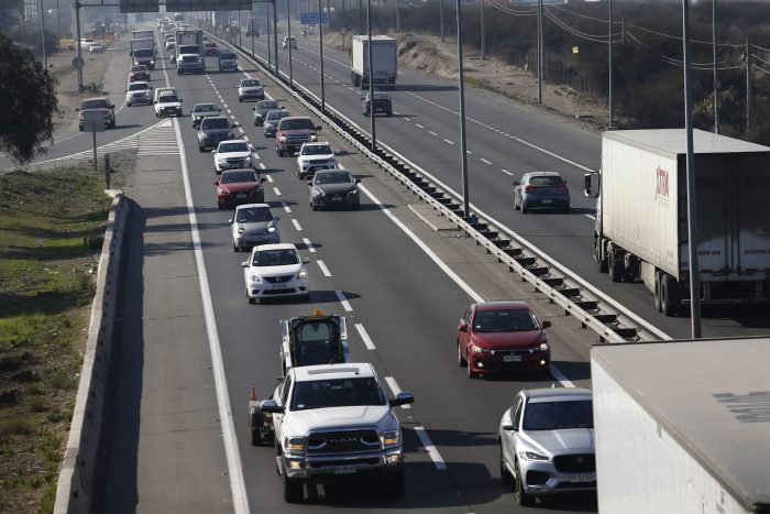 Cerca de 287 mil vehículos salieron de la RM por el fin de semana largo