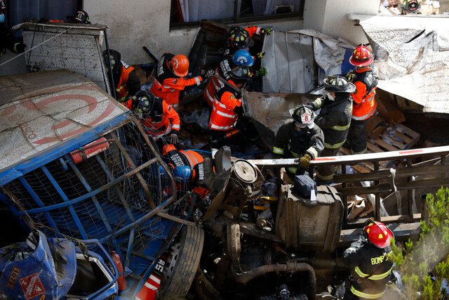 Desbarrancan dos camiones y un auto en Viña del Mar: accidente deja tres muertos