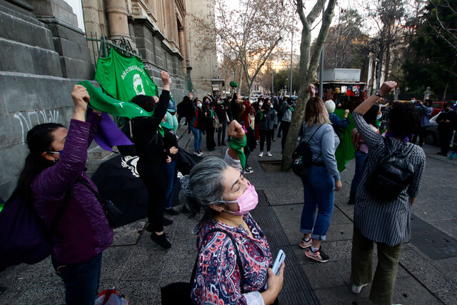 Protestas en Santiago: organizaciones feministas piden aborto libre y familiares de presos del estallido instan indulto