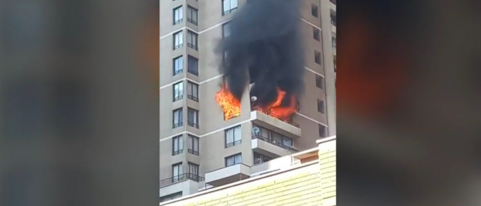 Incendio en piso 16 de edificio en Santiago dejó tres personas afectadas: Bomberos controló las llamas