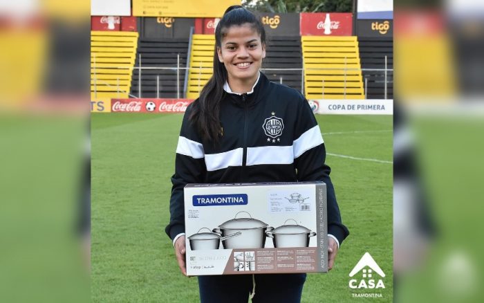 Jugadora paraguaya es elegida como la destacada del partido y le entregan un set de ollas como reconocimiento a su desempeño
