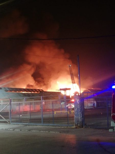 Explosión en medio de un incendio en La Granja dejó a siete bomberos heridos