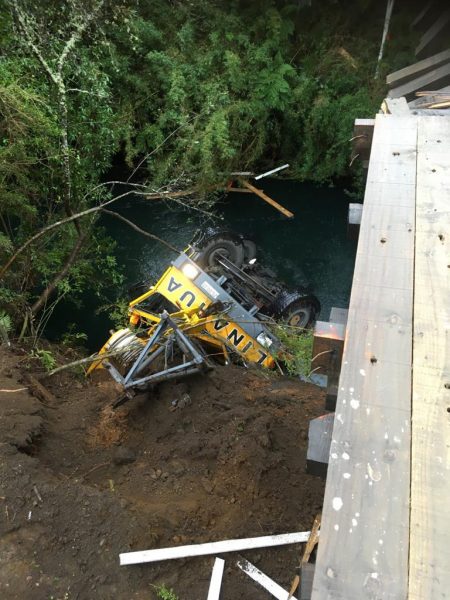 No hubo heridos: Grúa pluma de alto tonelaje cayó desde un puente en Puyehue