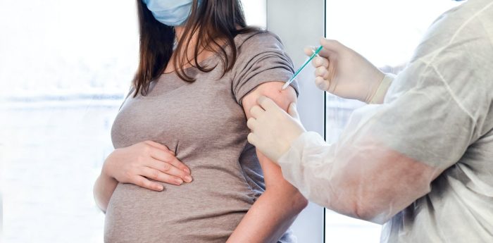 ¿Qué sabemos (y qué no) sobre la seguridad de las vacunas Covid-19 en embarazadas?