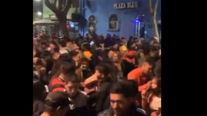 Tres detenidos en masivo «carrete improvisado» en plena vía pública del Barrio Bellavista de Santiago