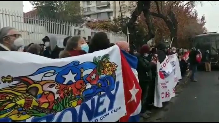 Nueva jornada de protestas frente al consulado de Cuba en Chile: asistentes se manifiestan a favor y en contra de Díaz-Canel