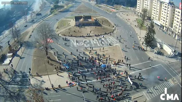 Manifestaciones en Plaza Italia: sujetos derribaron parte de muro que protegía base de monumento a Baquedano