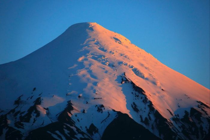 Volcán Osorno permite aforo de 250 autos por día y se exige el uso de cadenas 