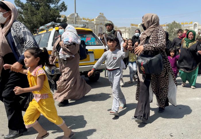 Comunidad internacional pide «facilitar» la salida de ciudadanos en Afganistán: «Estamos listos para ayudarlos»