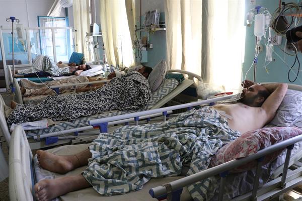 Suben a 170 los fallecidos tras ataque terrorista explosivo en aeropuerto de Kabul