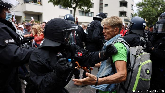 Registran detenciones en Berlín en protesta contra medidas anticovid