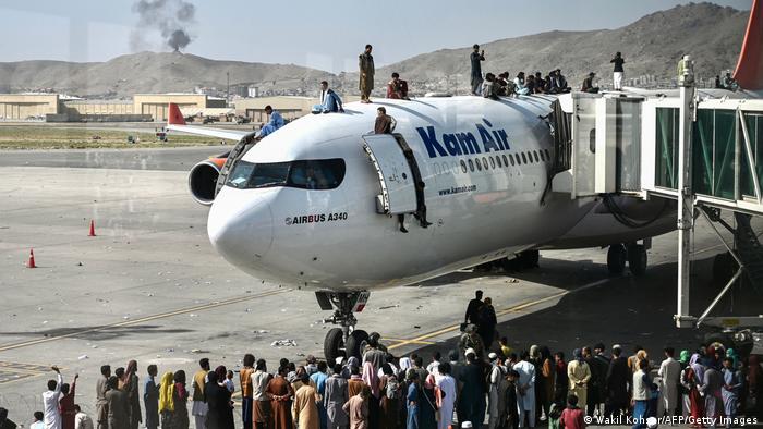 Caos en el aeropuerto de Kabul: Afganos que intentan salir del país tras llegada de talibanes al poder se aferran a aviones en pleno despegue