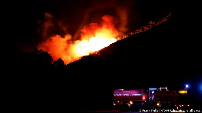 Miles de evacuados en la Costa Azul francesa por incendio forestal