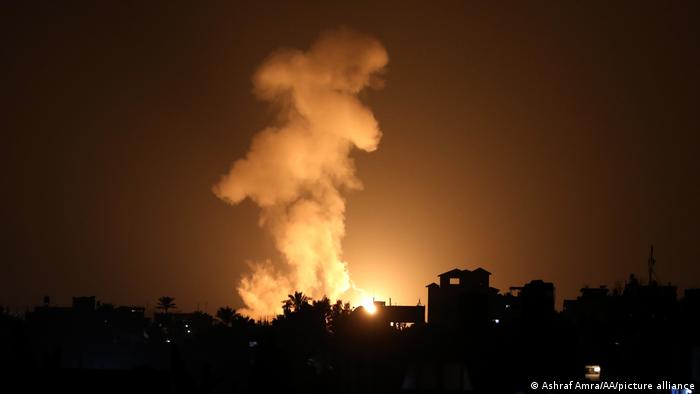 Israel bombardea Gaza en respuesta a globos incendiarios