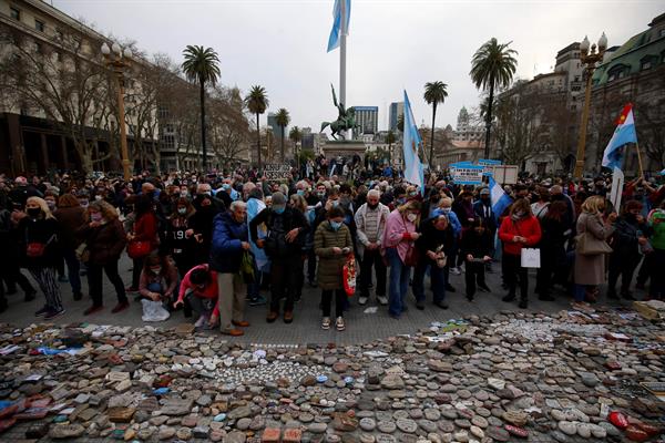 Argentinos realizaron manifestación frente a la Casa Rosada por el manejo de la pandemia por parte del gobierno
