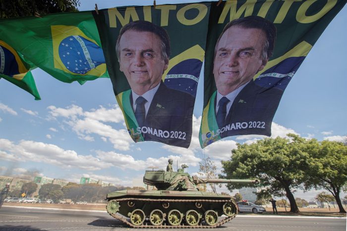 Sin necesidad de tanques: con Bolsonaro, los militares han vuelto abiertamente y sin pudor a la mesa de decisiones